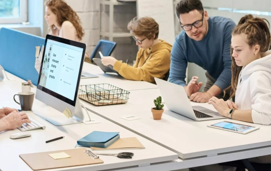 Las 'personas vitamina' también se encuentran en entornos laborales/ PEXELS Las 'personas vitamina' también se encuentran en entornos laborales/ PEXELS