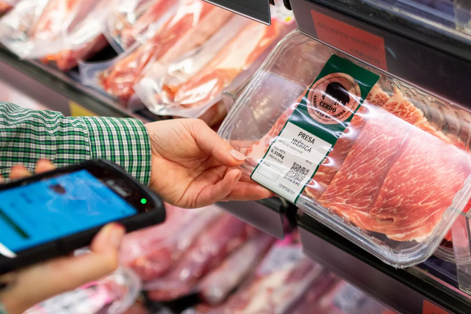 Una trabajadora de Mercadona revisa uno de los productos vendidos en el supermercado / MERCADONA Una trabajadora de Mercadona revisa uno de los productos vendidos en el supermercado / MERCADONA