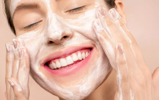 Una chica se aplica su rutina de 'skin care' en su piel/ PEXELS Una chica se aplica su rutina de 'skin care' en su piel/ PEXELS