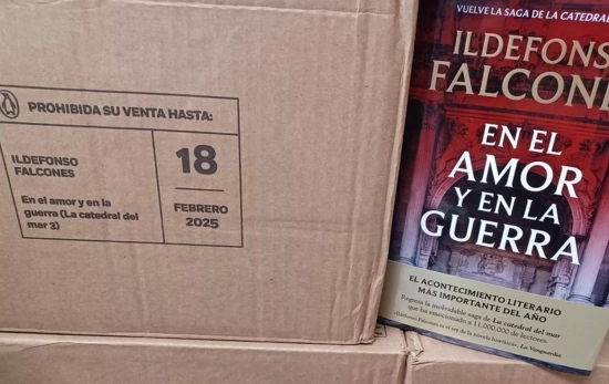 Un ejemplar y cajas repletas de libros de la nueva entrega de la saga de La catedral del mar / LLIBRERIA PARÍS