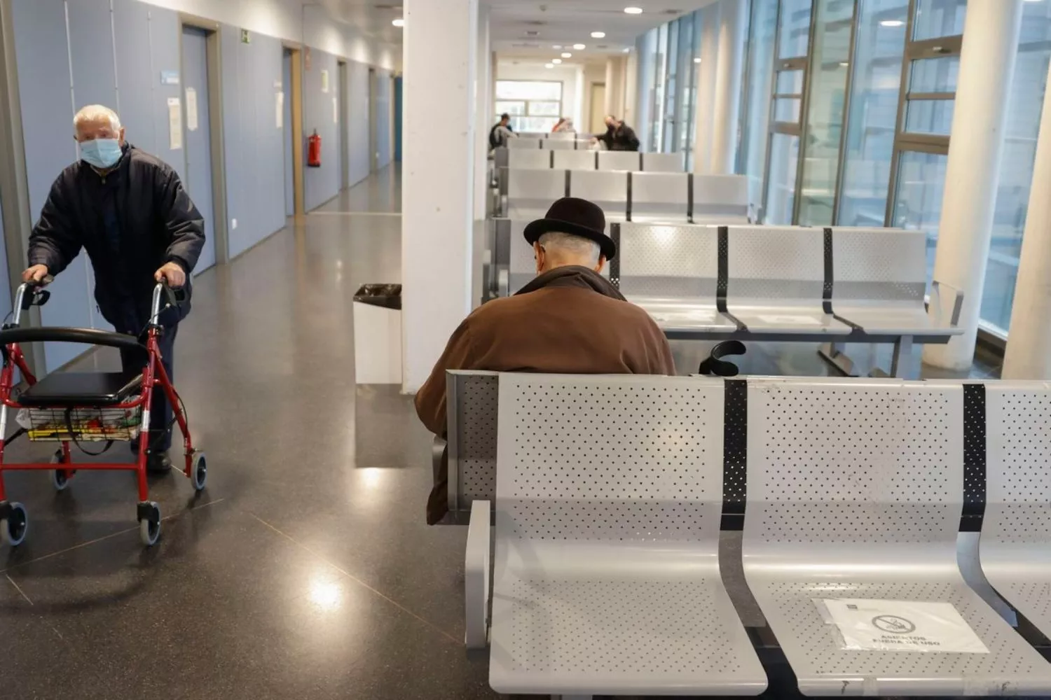 Una sala de espera en un hospital madrileño   Mariscal   EFE
