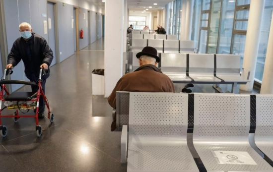 Una sala de espera en un hospital madrileño / Mariscal - EFE Una sala de espera en un hospital madrileño / Mariscal - EFE