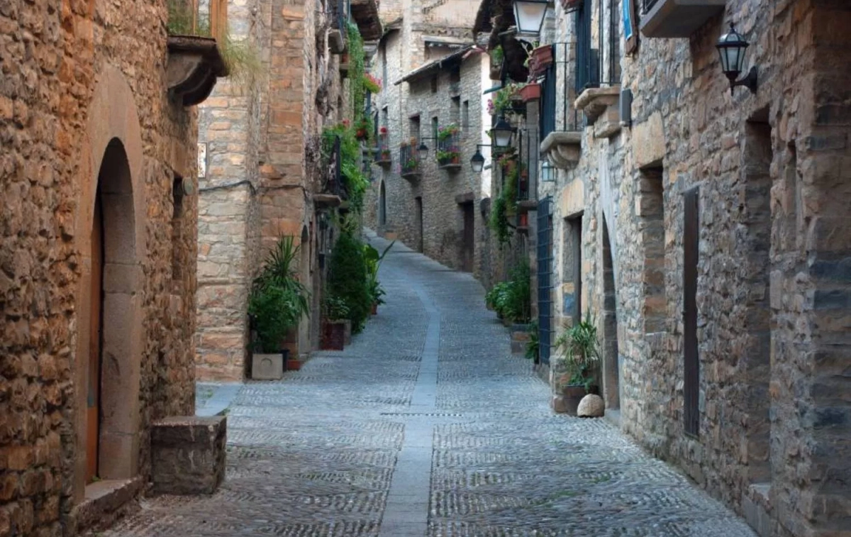 Una calle de Aínsa / TURISMO DE ARAGÓN Una calle de Aínsa / TURISMO DE ARAGÓN