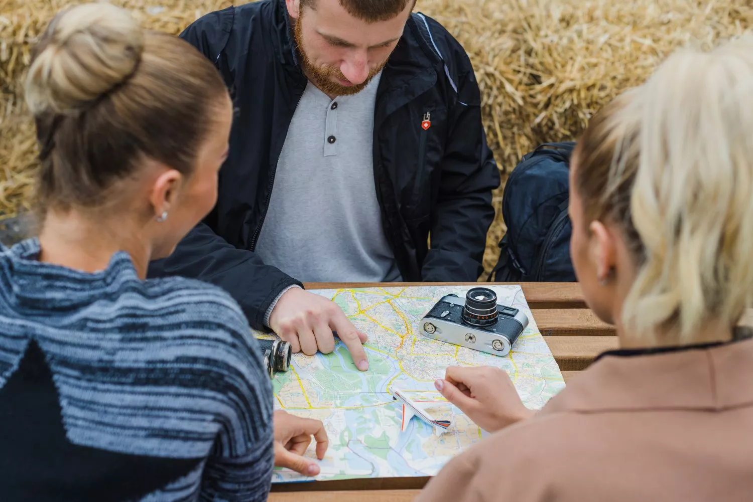 Varios turistas identifican varios pueblos en un mapa / FREEPIK