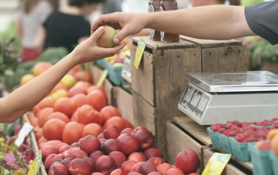 Furtas y verduras en un mercado / PEXELS