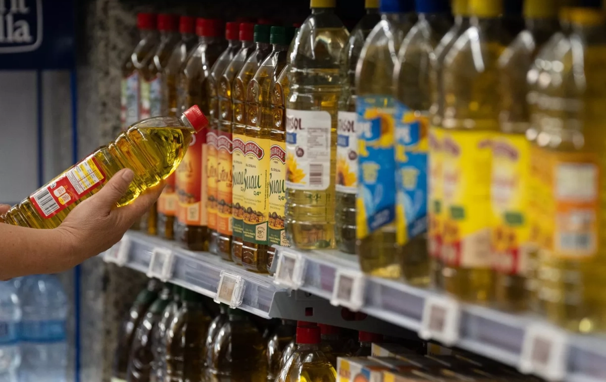Botellas de aceite en un supermercado / EUROPA PRESS - DAVID ZORRAKINO 