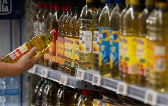 Una persona comparando el precio del aceite en el supermercado/ EUROPA PRESS - DAVID ZORRAKINO Una persona comparando el precio del aceite en el supermercado/ EUROPA PRESS - DAVID ZORRAKINO