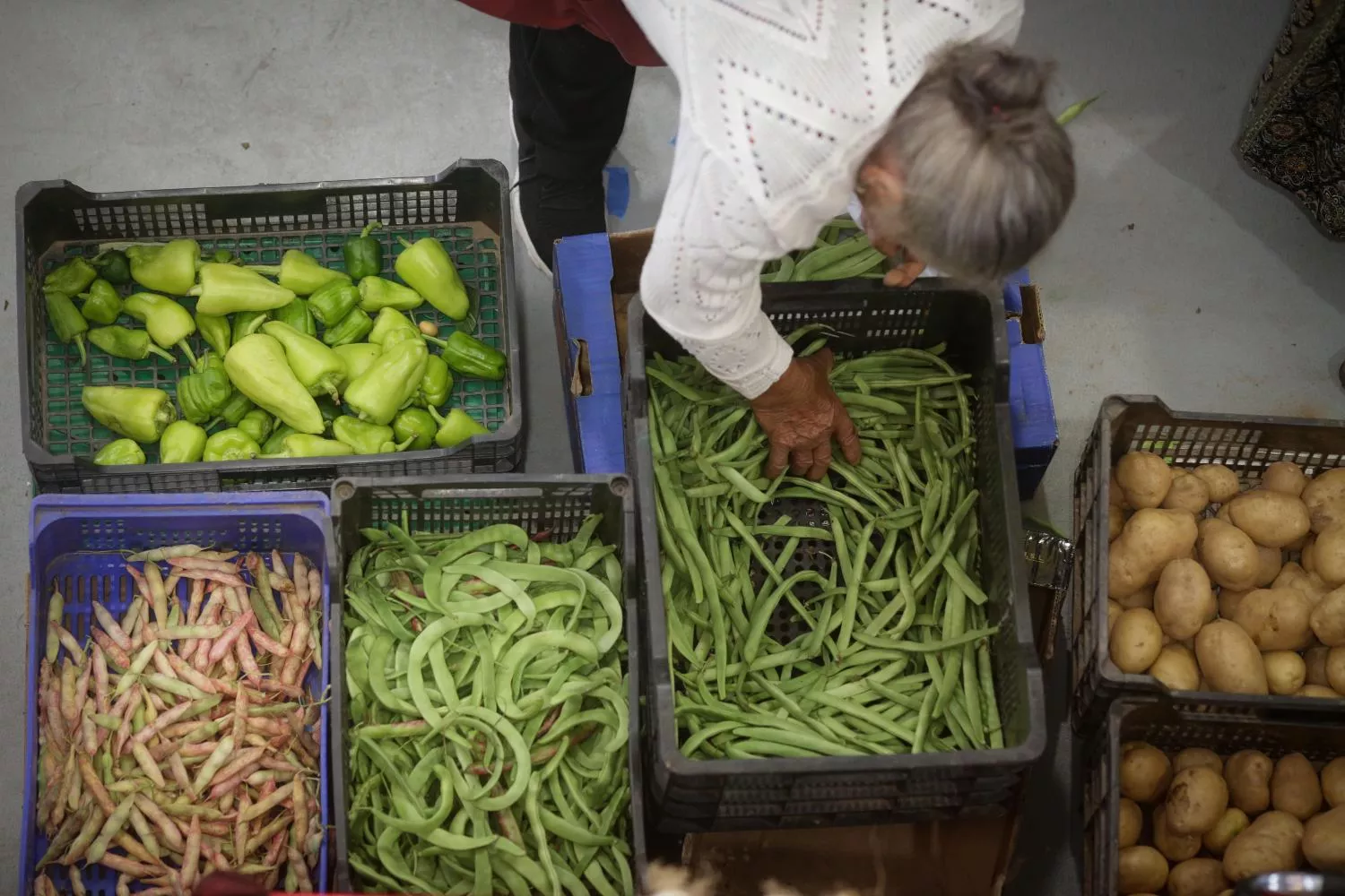 Una persona compra alimentos en un mercado / EUROPA PRESS - CARLOS CASTRO