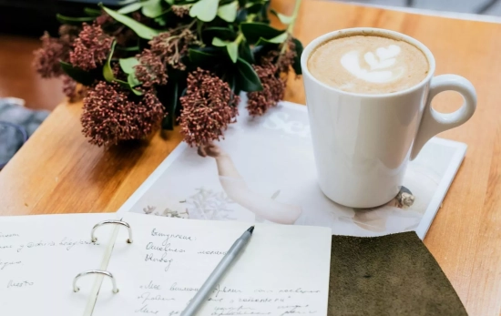 Mesa de una cafetería de especialidad/ PEXELS Mesa de una cafetería de especialidad/ PEXELS