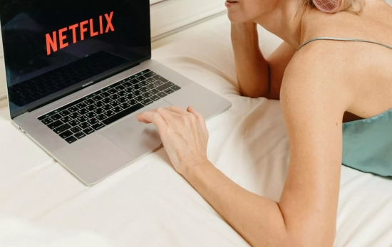 Una mujer viendo Netflix/ PEXELS