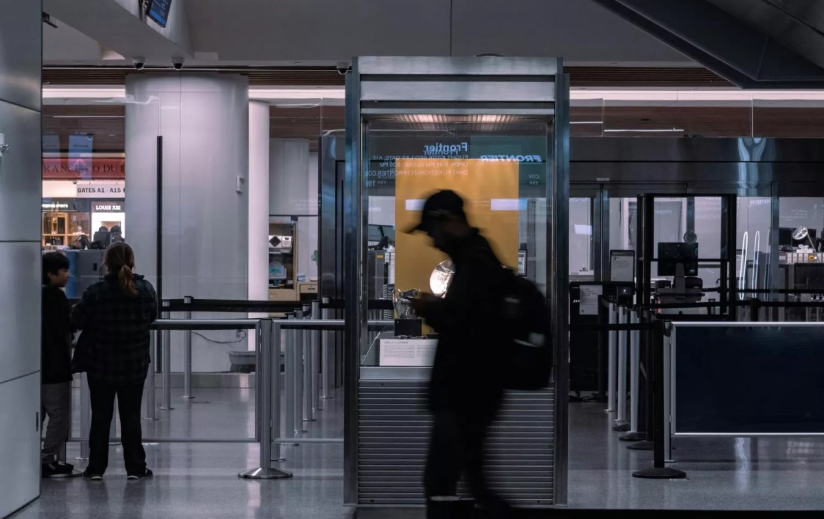 Un viajero en un aeropuerto / UNSPLASH
