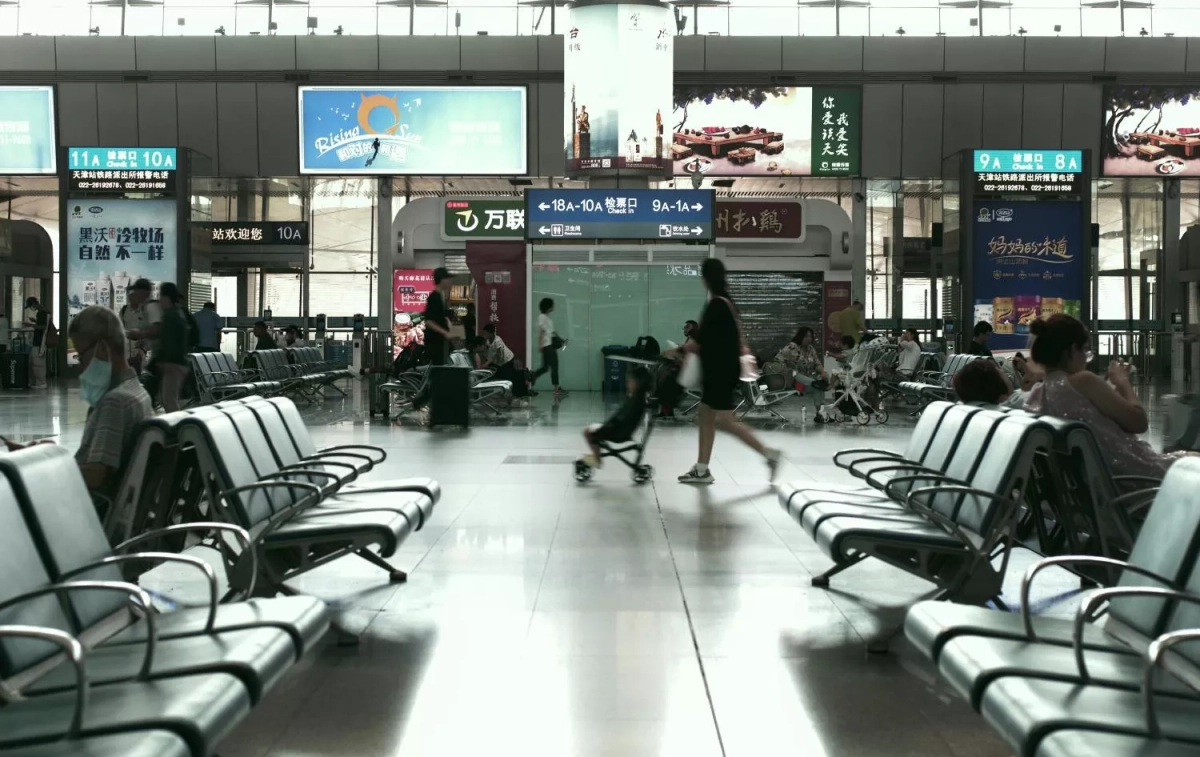 Una persona pasa con un carrito por el aeropuerto / UNSPLASH