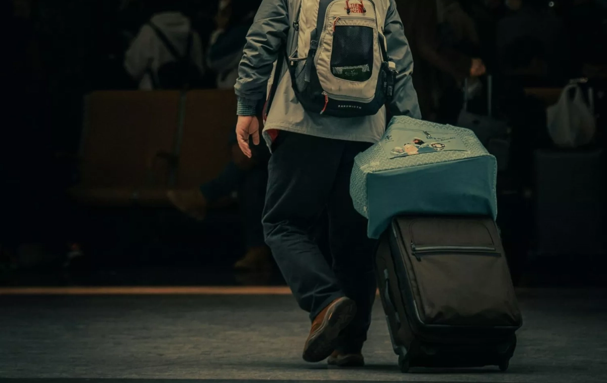 Una persona con sus maletas / UNSPLASH