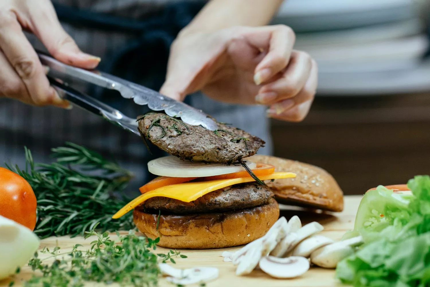 Un consumidor prepara una hamburguesa de cordero / PEXELS