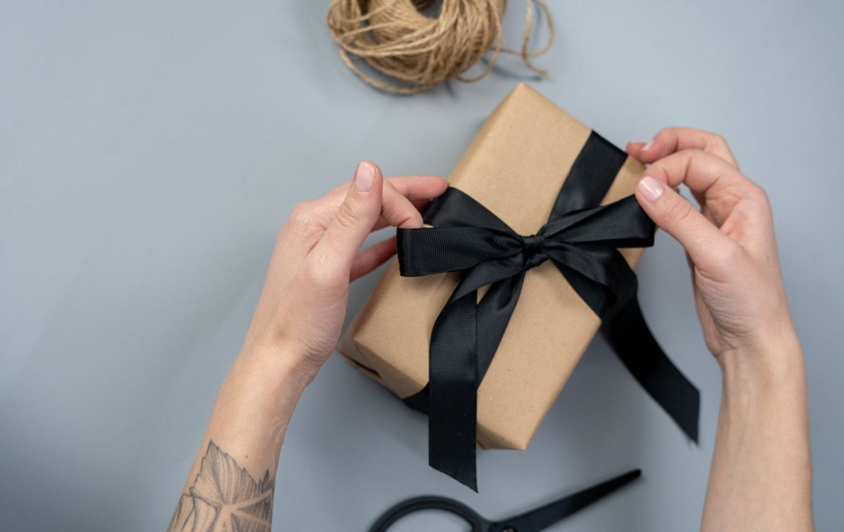 Una caja sorpresa con lazo negro / PEXELS Una caja sorpresa con lazo negro / PEXELS