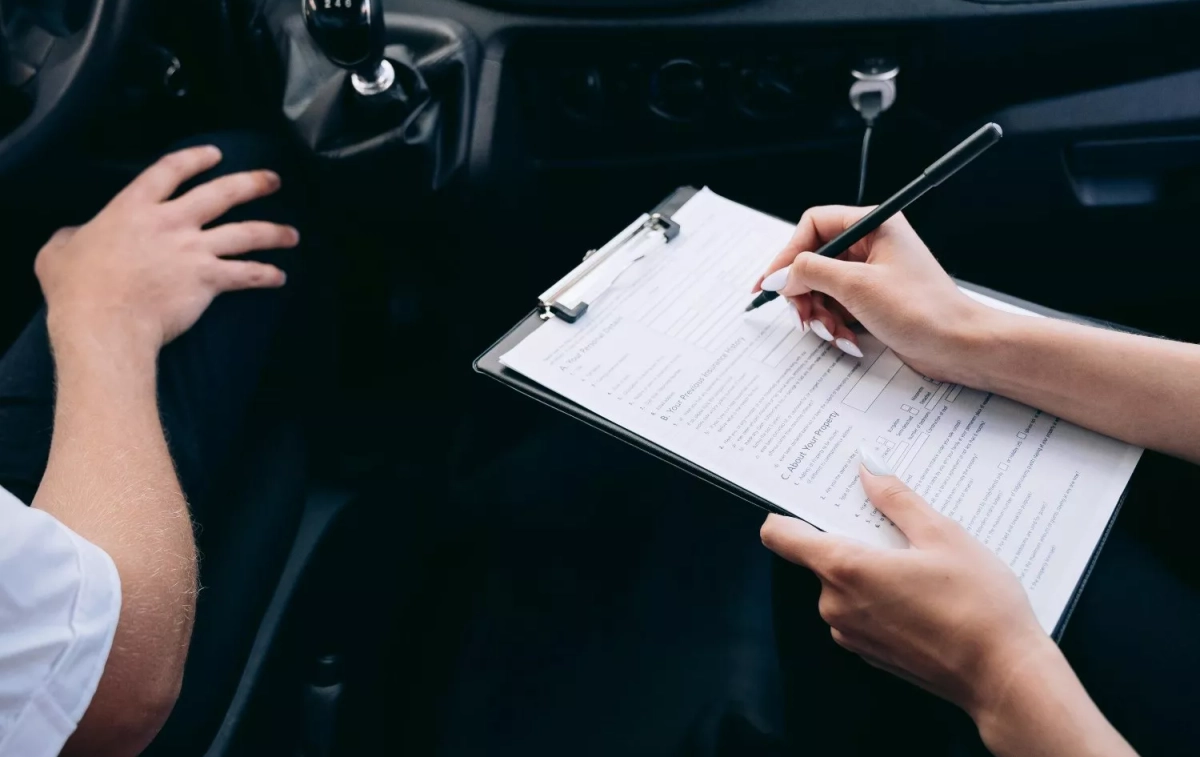Una persona firma un documento / PEXELS Una persona firma un documento / PEXELS