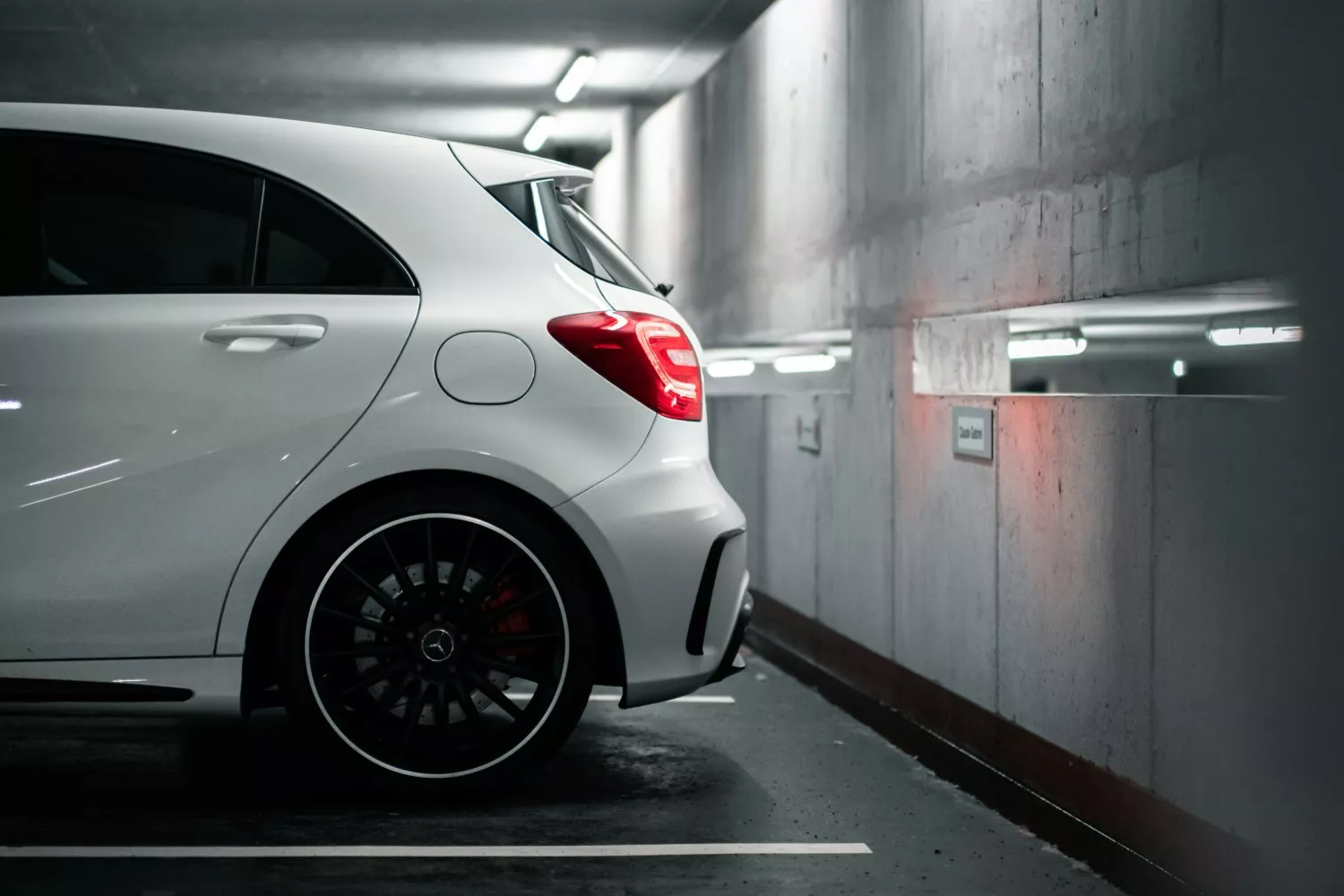 Un coche en un parking / UNSPLASH