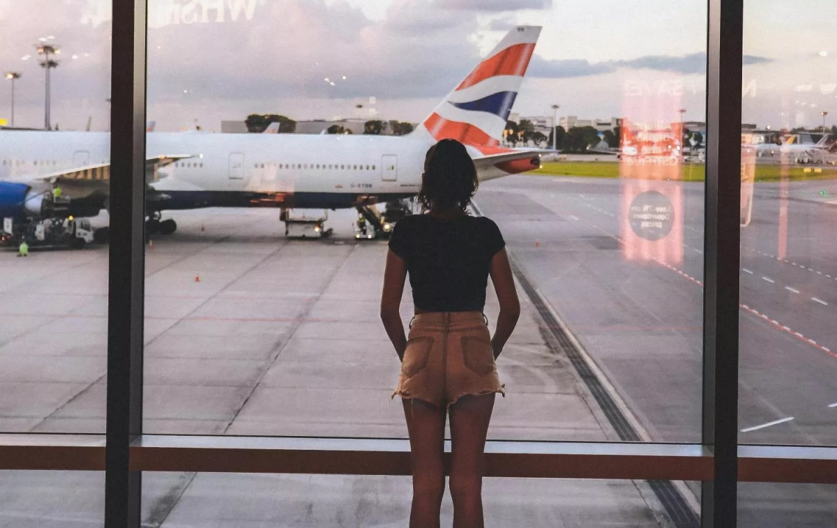 Una chica espera en un aeropuerto / PEXELS Una chica espera en un aeropuerto / PEXELS