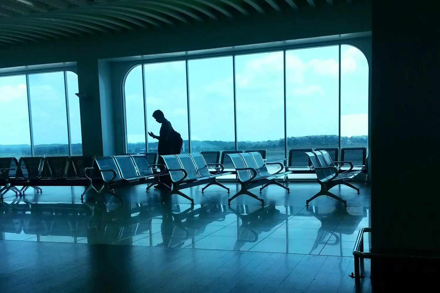 Una persona espera en un aeropuerto / PEXELS