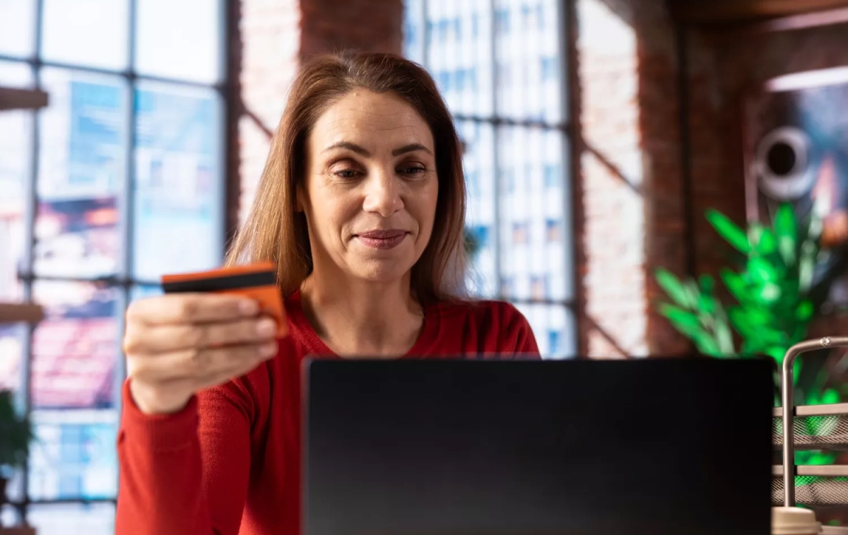Una mujer hace una compra online / FREEPIK - DC Studio Una mujer hace una compra online / FREEPIK - DC Studio