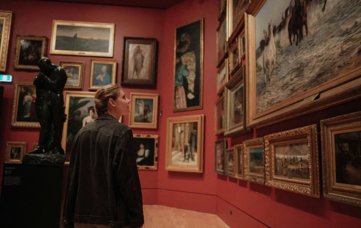 Una persona observa varias obras de arte en una galería o museo / UNSPLASH Una persona observa varias obras de arte en una galería o museo / UNSPLASH