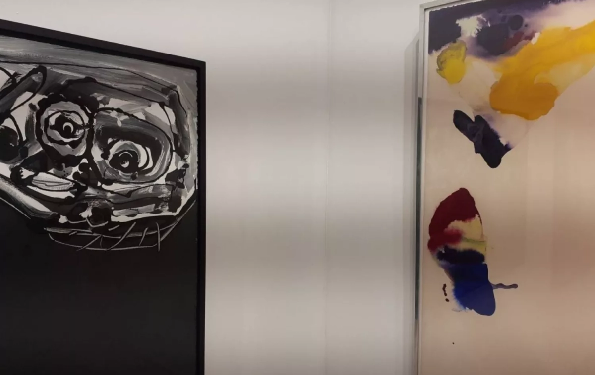 Una obra de Saura junto a otra de Sam Francis Una obra de Saura junto a otra de Sam Francis