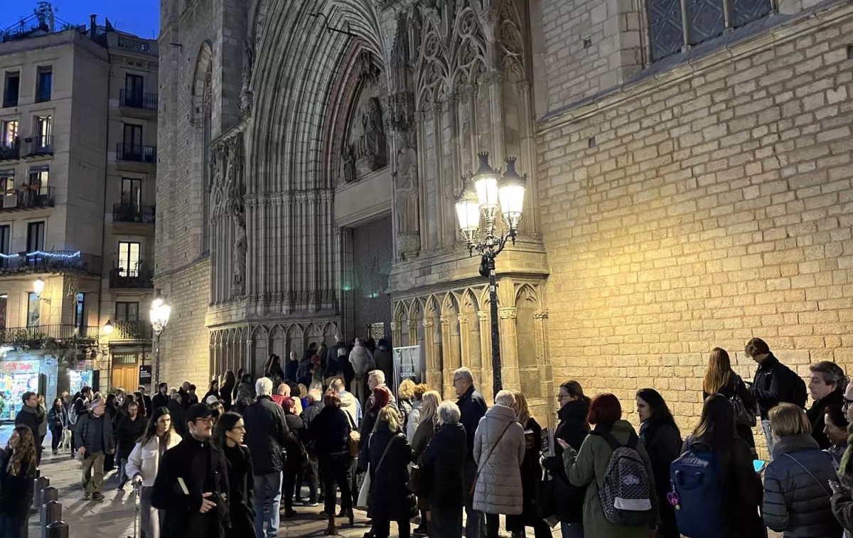 La cola frente a la Catedral del Mar para asistir a la presentación de la última novela de Ildefonso Falcones / TEO CAMINO La cola frente a la Catedral del Mar para asistir a la presentación de la última novela de Ildefonso Falcones / TEO CAMINO
