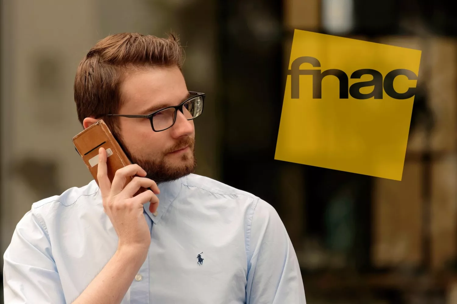 Un consumidor habla por teléfono con el seguro de Fnac / FOTOMONTAJE CG