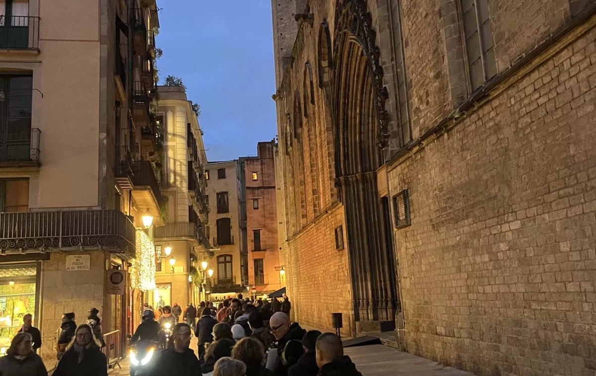 La cola a la altura del Fossar de les Moreres / TC La cola a la altura del Fossar de les Moreres / TC