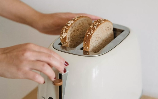 Lo ideal es descongelar el pan y pasarlo por la tostadora para recuperar su textura original/ PEXELS Lo ideal es descongelar el pan y pasarlo por la tostadora para recuperar su textura original/ PEXELS