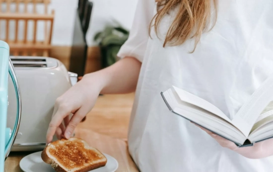 Una mujer tostando el pan que previamente estaba congelado/ PEXELS