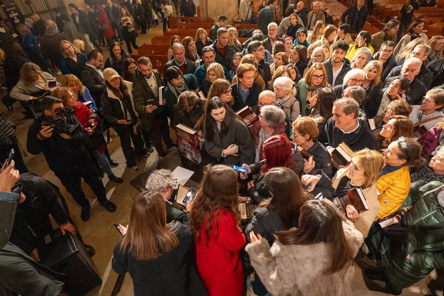Ildefonso Falcones durante la firma de libros multitudinaria MIQUEL OLIVÉ PENGUIN