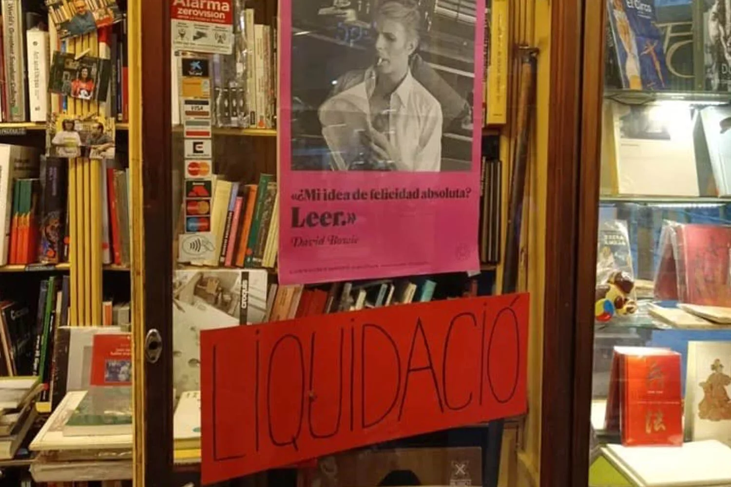 Un cartel de liquidación en la librería Sant Jordi de Barcelona / CEDIDA