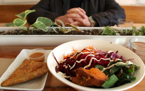 Un plato y entrante de comida plant based y vegana / PIXABAY