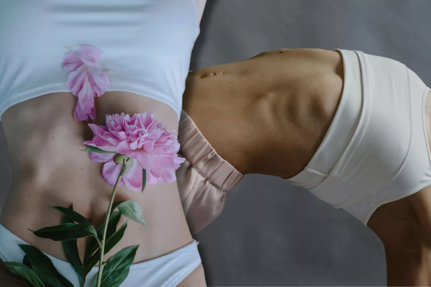 Una persona hace ejercicios con su cuerpo durante un momento de estrés / Montaje CG