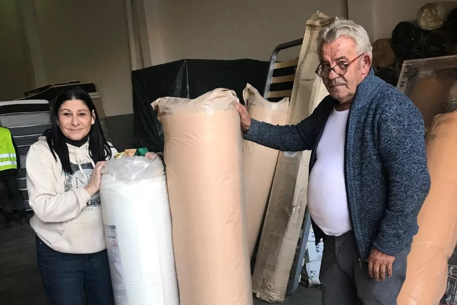Entrega colchones, muebles y mantas a los afectados de la DANA / CEDIDA