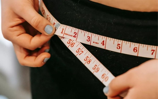 Una mujer se mide la cintura porque ha aumentado su perímetro abdominal/ PEXELS Una mujer se mide la cintura porque ha aumentado su perímetro abdominal/ PEXELS
