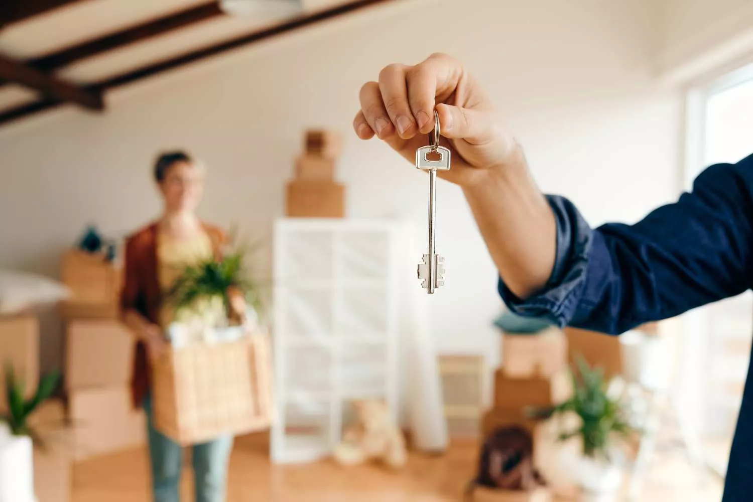 Un chico con las llaves de una vivienda nueva / FREEPIK