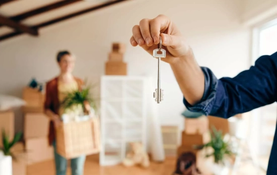 Un chico con las llaves de una vivienda nueva / FREEPIK Un chico con las llaves de una vivienda nueva / FREEPIK