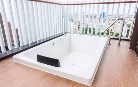 Un jacuzzi en una terraza / FREEPIK Un jacuzzi en una terraza / FREEPIK