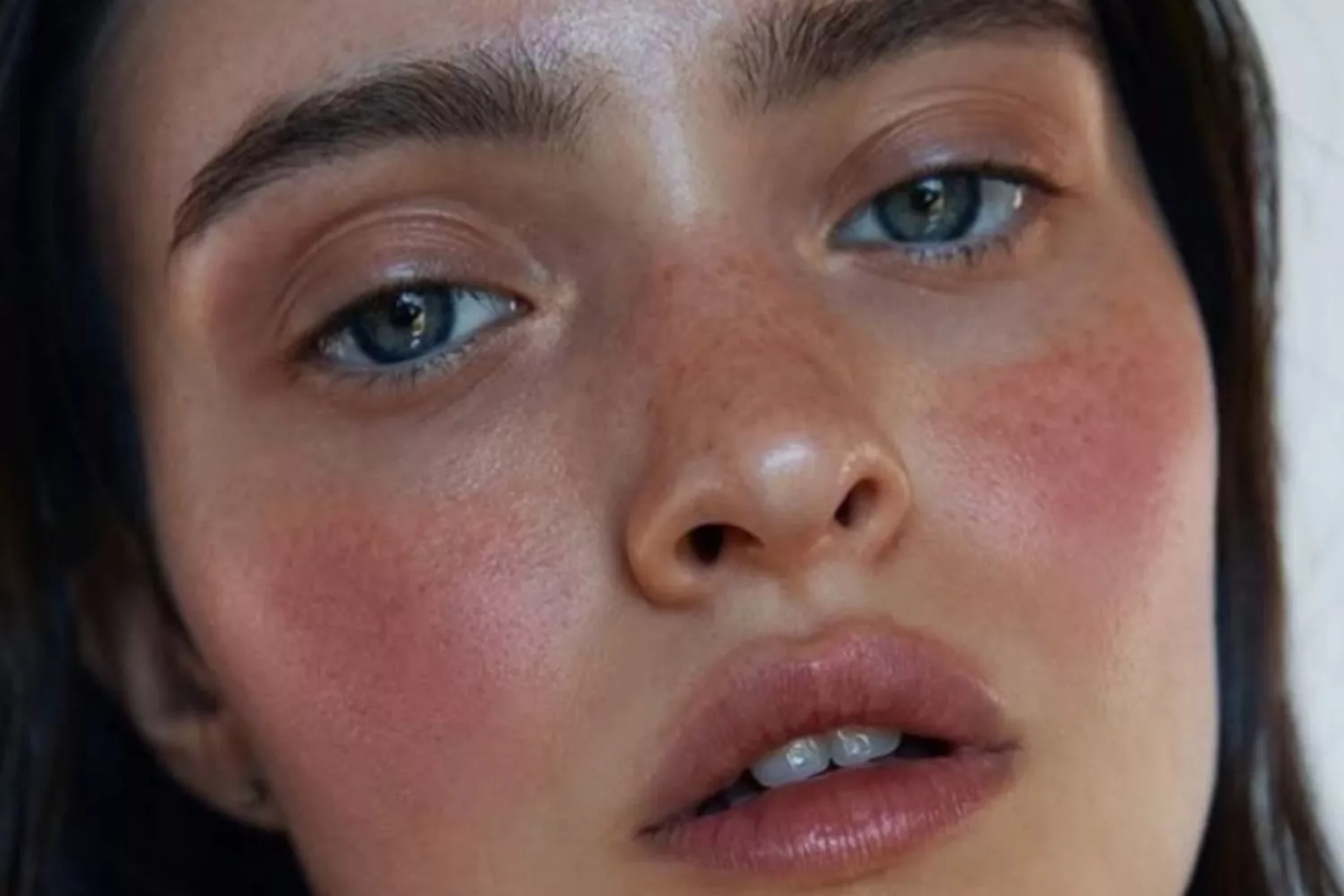 Una persona sigue la tendencia de maquillaje de TikTok Boyfriend Blush / Montaje CONSUMIDOR GLOBAL