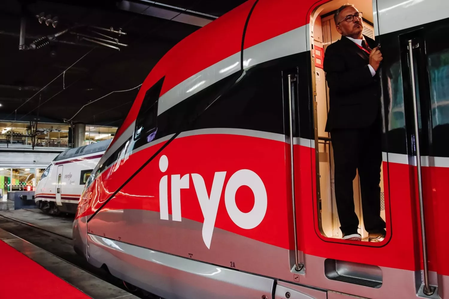 Un miembro de la tripulación de un tren de la operadora ferroviaria Iryo / Carlos Luján - EP