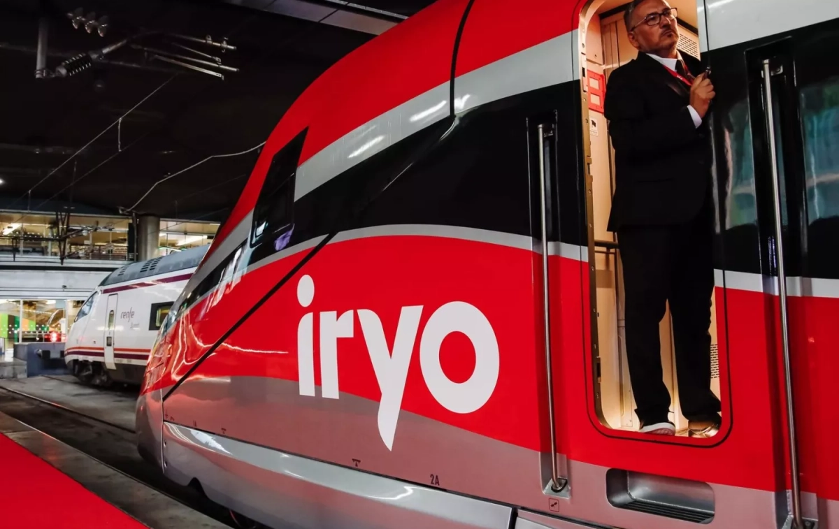 Un miembro de la tripulación de un tren de la operadora ferroviaria Iryo / Carlos Luján - EP Un miembro de la tripulación de un tren de la operadora ferroviaria Iryo / Carlos Luján - EP