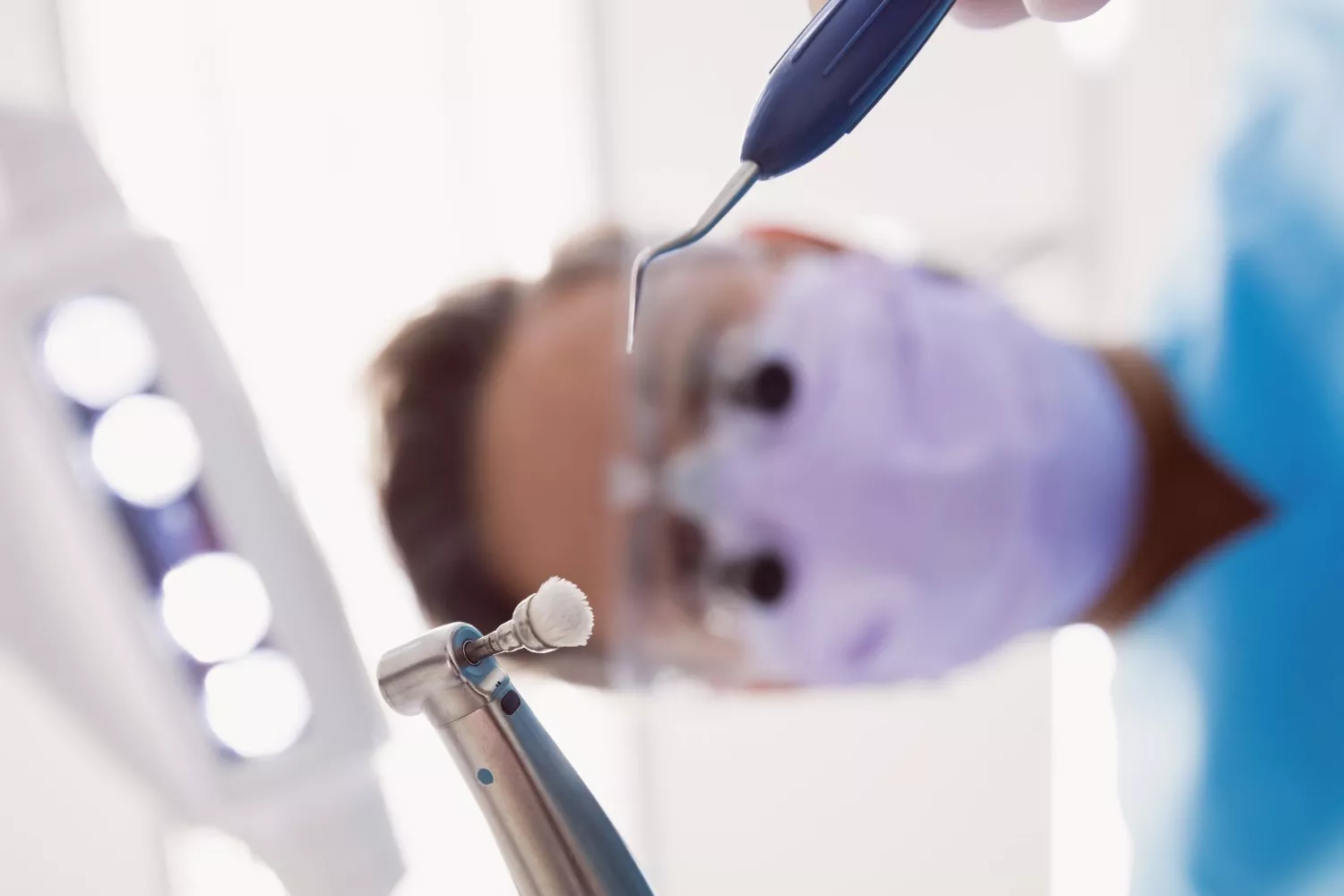 Un dentista / FREEPIK - wavebreakmedia_micro