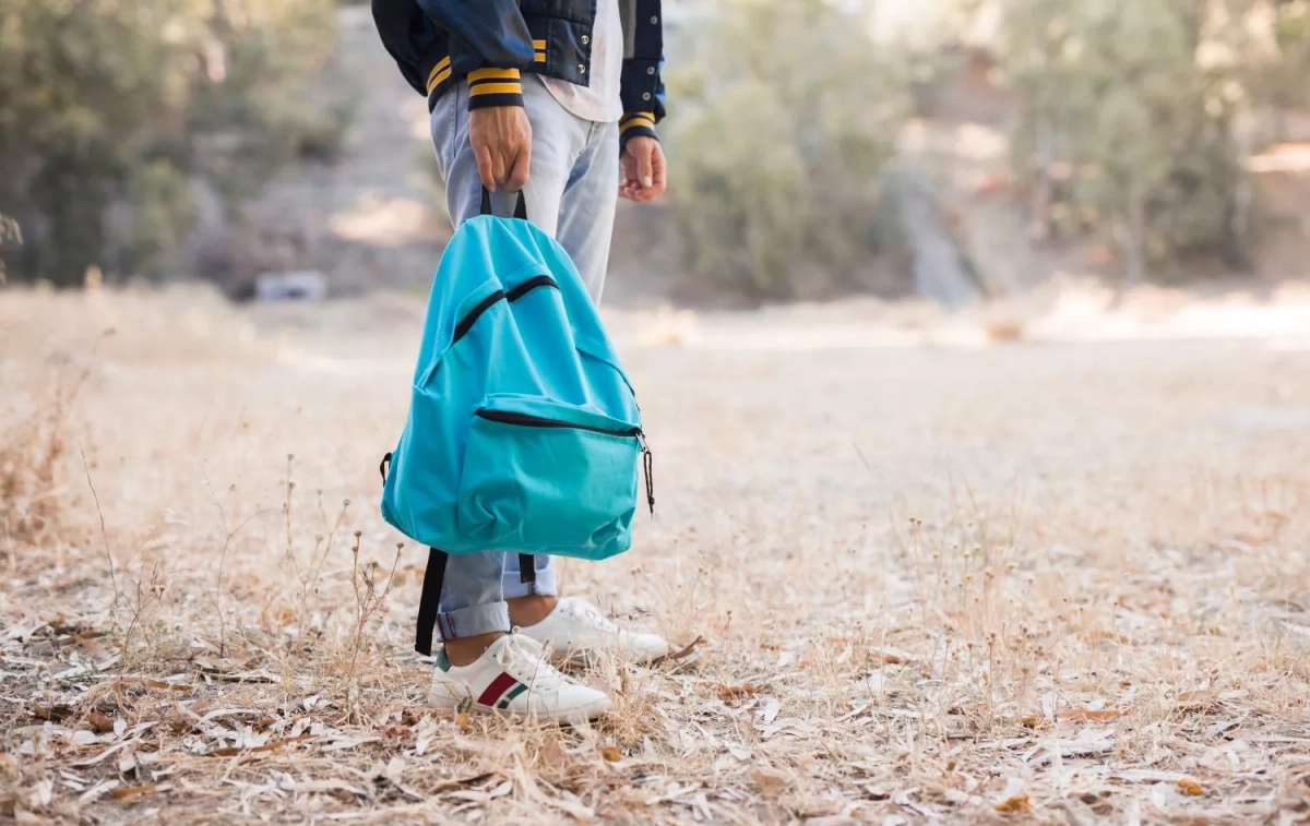 Un chico con una mochila / FREEPIK Un chico con una mochila / FREEPIK