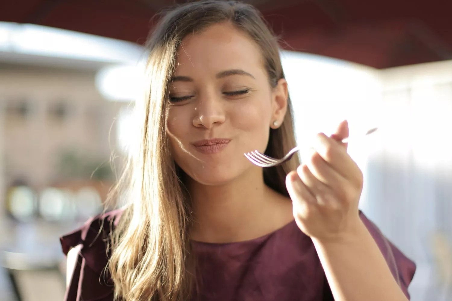 Una persona ingiere un alimento que tiene más hierro que las lentejas / PEXELS