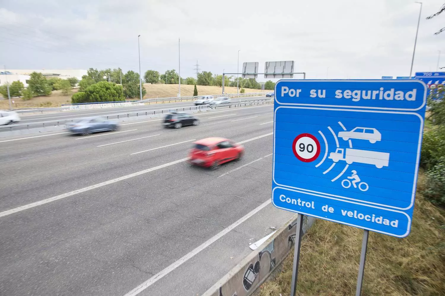 Una señal un radar de prohibición de circular a más de 90 kilómetros por hora / EP