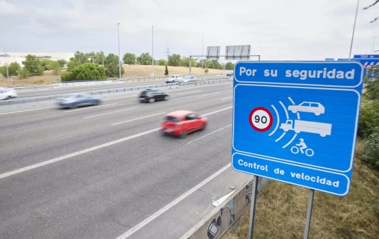 Una señal un radar de prohibición de circular a más de 90 kilómetros por hora / EP Una señal un radar de prohibición de circular a más de 90 kilómetros por hora / EP