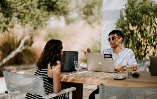 Dos personas teletrabajan y se ayudan mutuamente/ UNSPLASH Dos personas teletrabajan y se ayudan mutuamente/ UNSPLASH