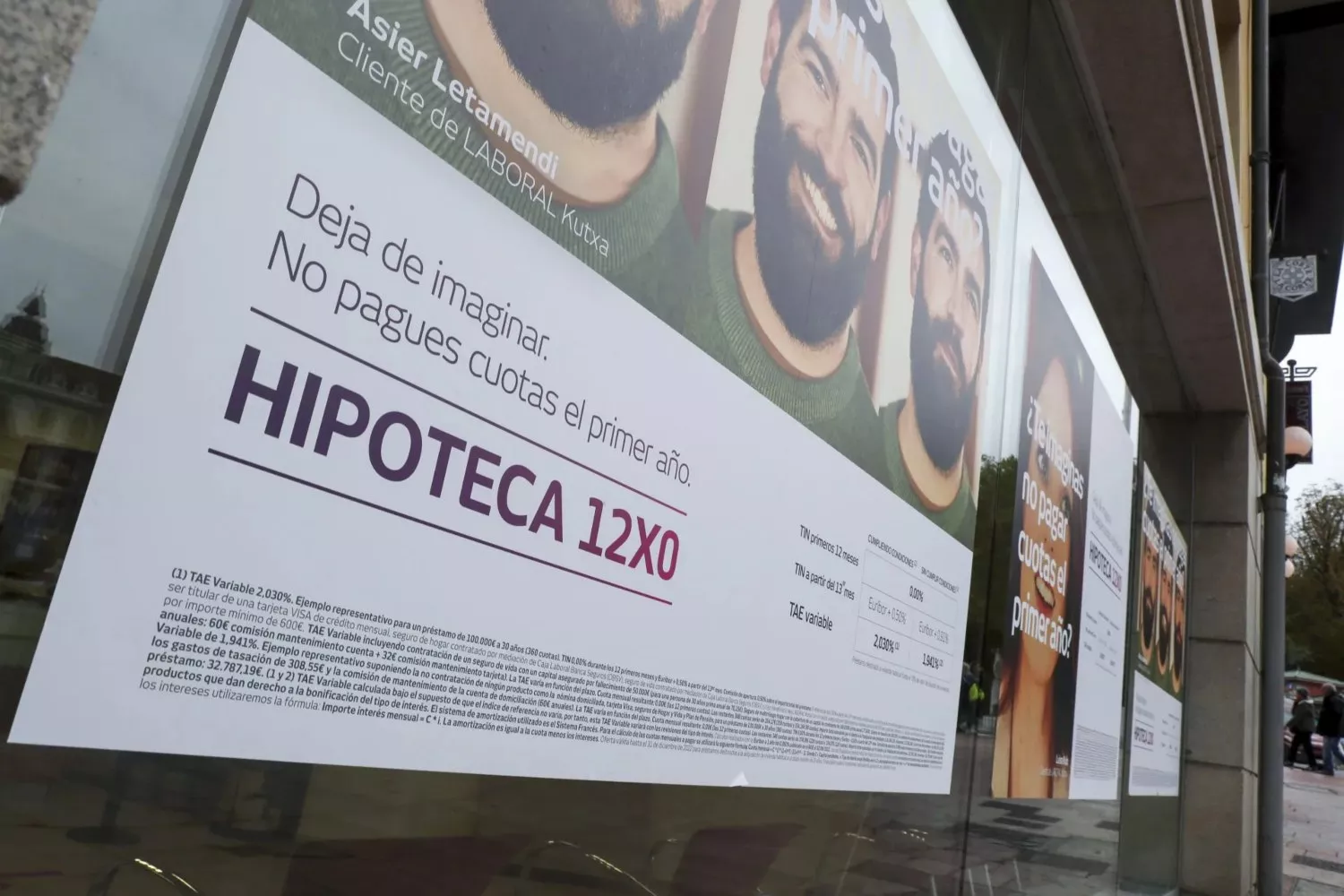 Un cartel sobre condiciones de una hipoteca   J.L. Cereijido   EFE